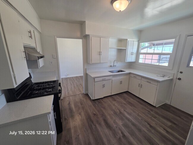 Foto del edificio - West Covina home with HUGE back yard!