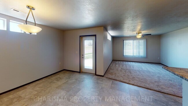 Foto del edificio - LOWER LEVEL 3 BEDROOM, 2 BATH TOWN HOME, INDIVIDUAL ENTRANCE, DOUBLE ATTACHED GARAGE, PET FRIENDLY
