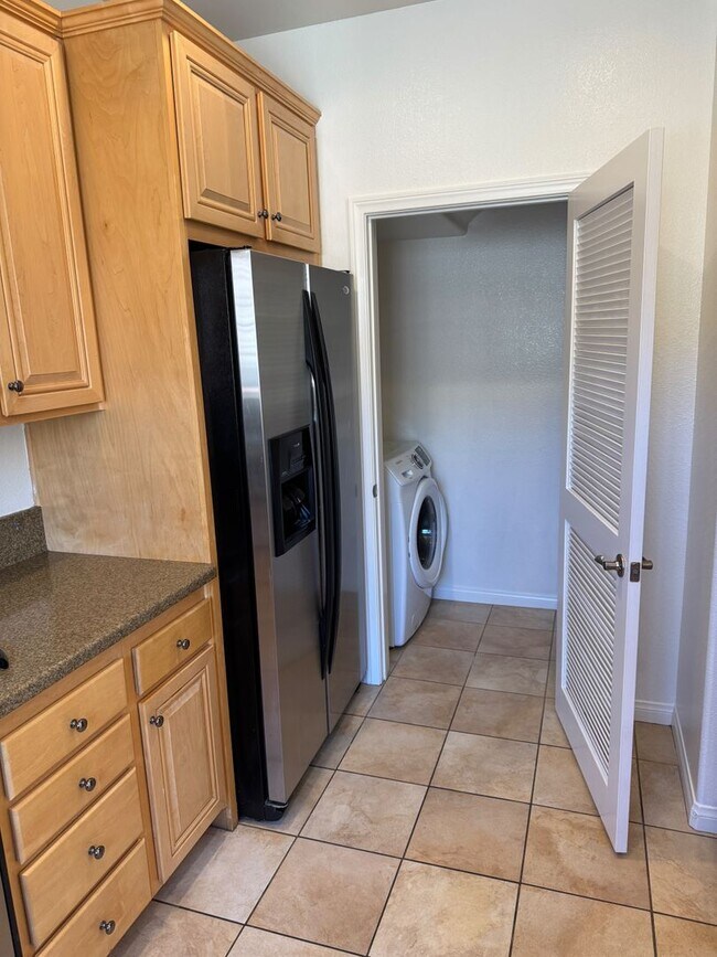 Building Photo - Beautiful Mission Valley Townhome in Escal...