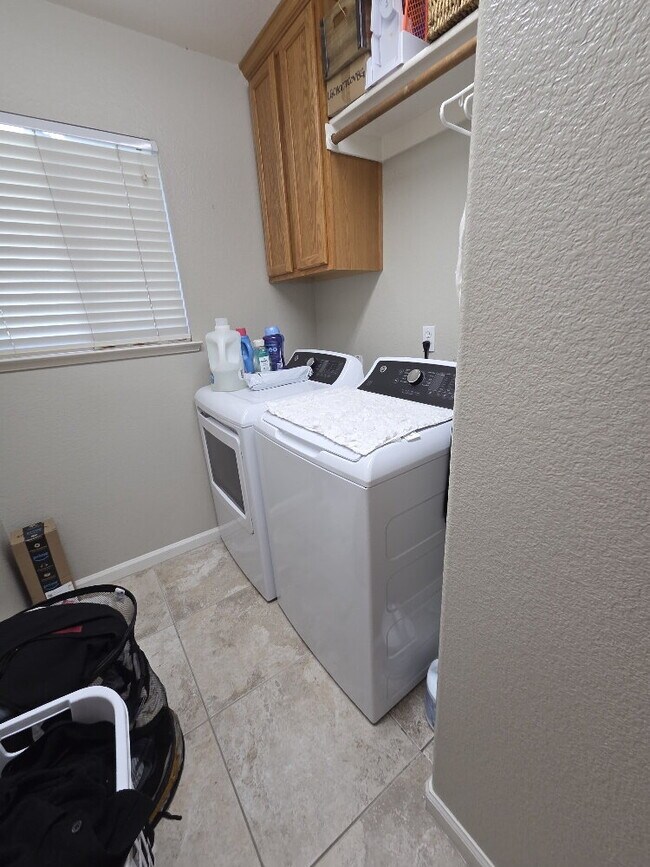 Building Photo - "Spacious 5-Bed home with 4 Baths Home for Rent!