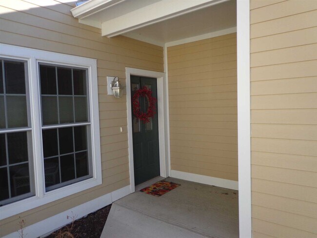 Building Photo - 384 Gardenia Dr