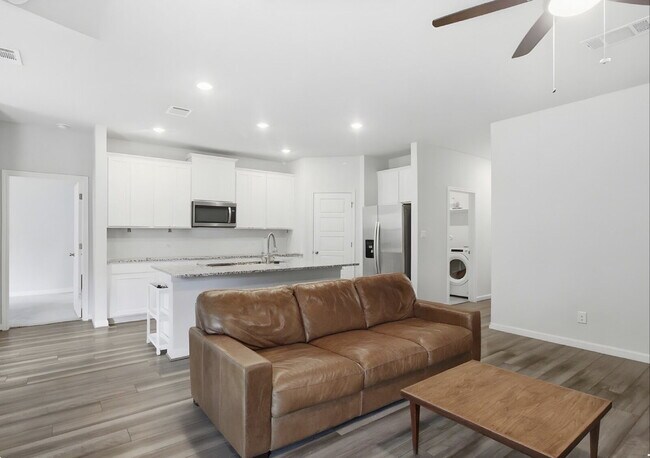 Building Photo - "Charming 4-Bedroom Retreat with Granite Elegance in Schertz!"