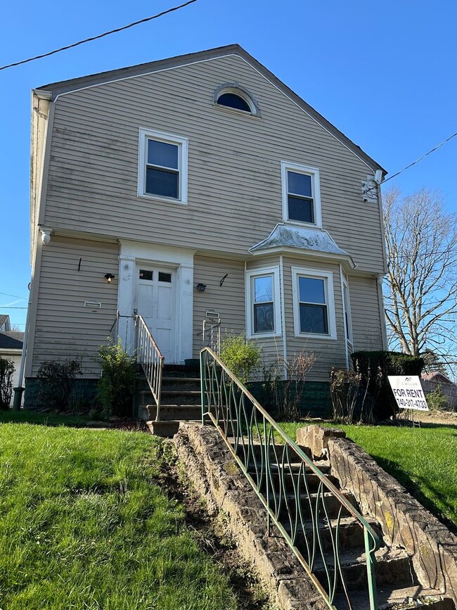 Building Photo - 1652 Roosevelt Ave