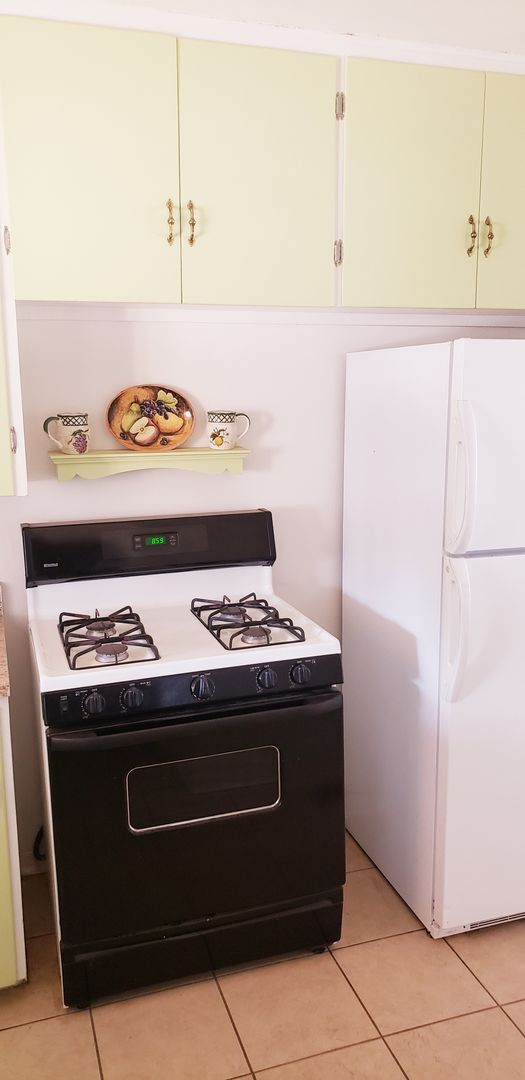 Building Photo - UNM - Nobb Hill  Area - 2 bedroom 1 bath -...