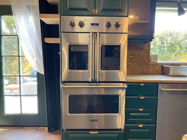 Foto del edificio - Custom 3-Bed, 2.5 -Bath Retreat with Luxury Features in Reseda