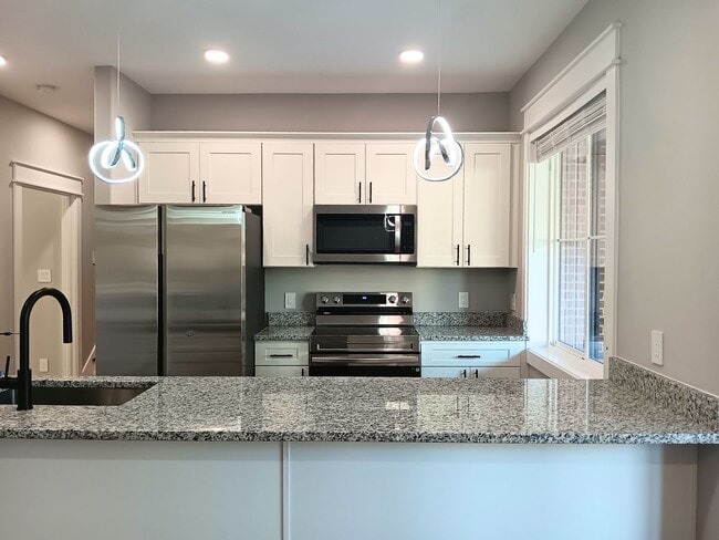 Spacious 6BR Townhome Near UTK | Private B... - Spacious 6BR Townhome Near UTK | Private B...