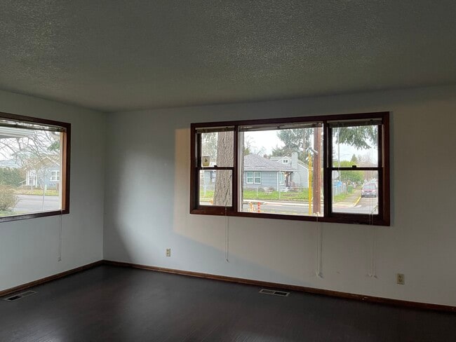 Building Photo - 1982 Broadway St NE