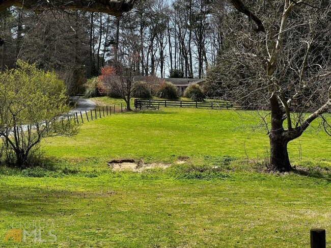 Foto del edificio - 2408 Gravel Springs Rd