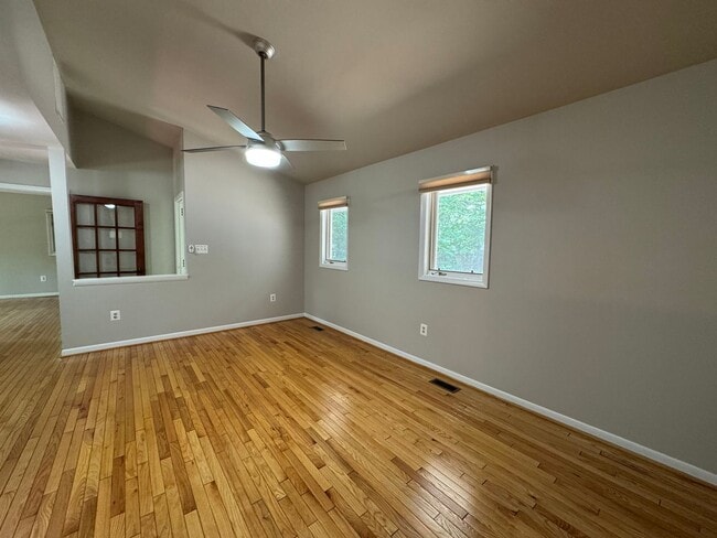 Building Photo - Fantastic 4 Bed 3.5 Bath Townhome With Sun...