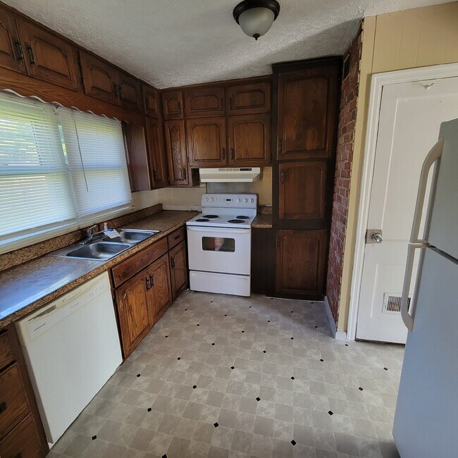 Foto del edificio - West Indy 2BR House Ready To Lease!