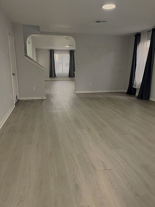 Building Photo - Conveniently Located Humble Home