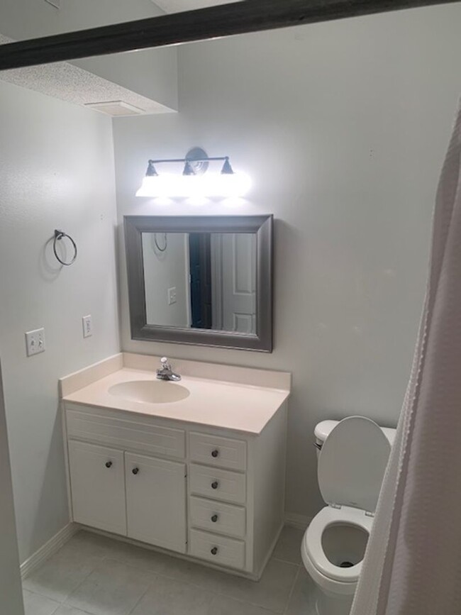Building Photo - Charming First Floor Condo