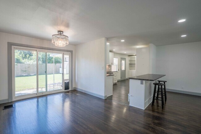 Foto del edificio - Stunning 3-Bedroom, 2-Bathroom Home with M...