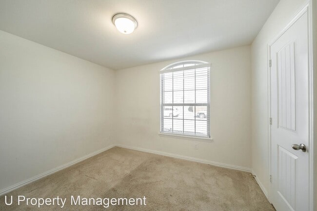 Building Photo - 1215 Chapel Hill Dr