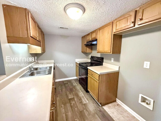 Foto del edificio - 5149 Falling Creek Ln