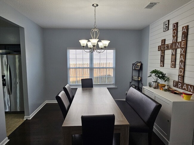 Building Photo - Large 5 bed home in excellent condition on...