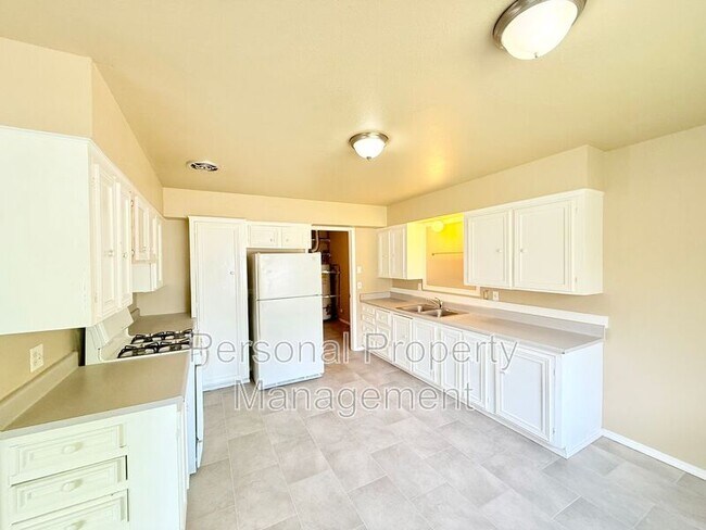 Building Photo - 1104 G St