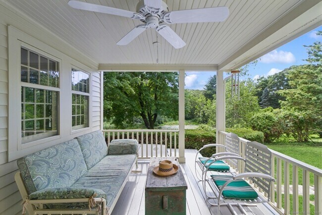 Foto del edificio - 581 Flanders Rd