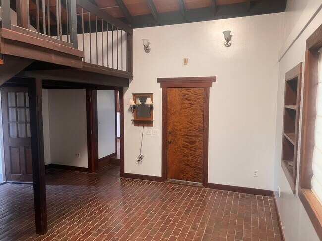 Building Photo - 1520 5th St