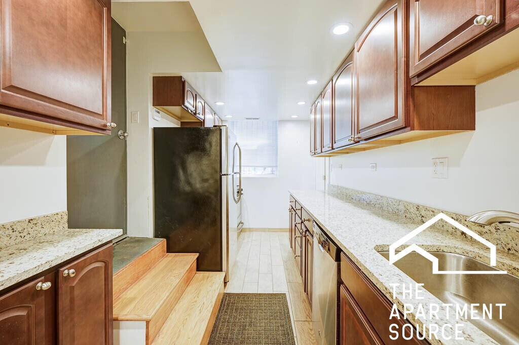 Primary Photo - 1333 W Addison St