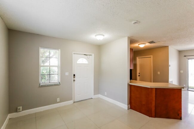 Building Photo - 1558 NW 7th Ln