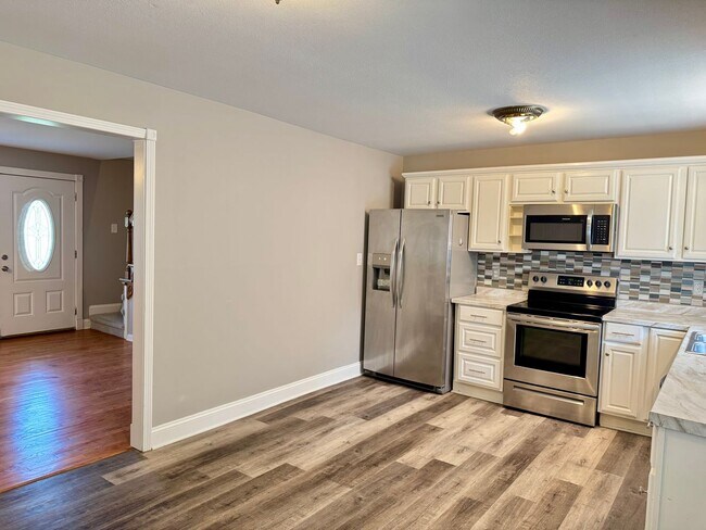 Building Photo - Convenient location! Cute 4 Bed 2 Bath home with detached 2 Bay Garage!