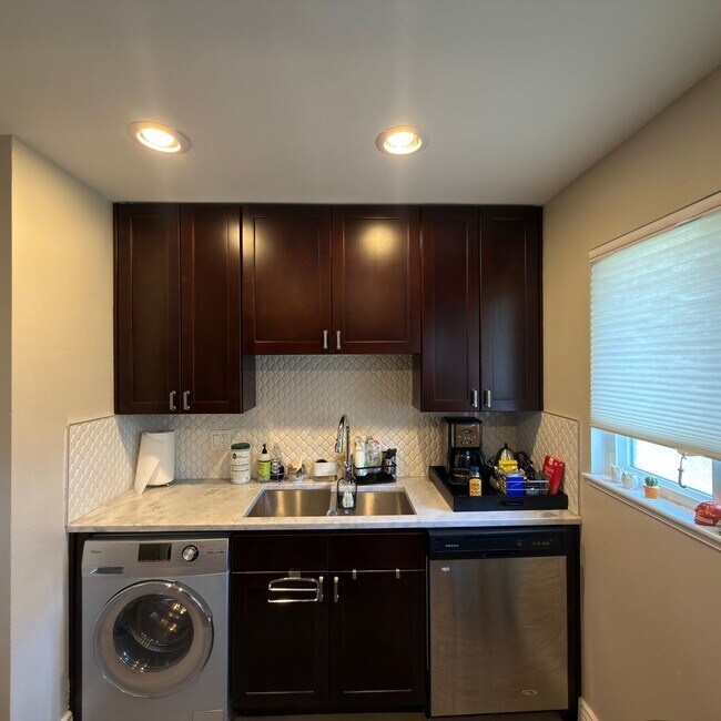 Foto del edificio - Fully Furnished Brick Duplex Near Northfield – Just Bring Your Clothes!
