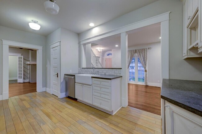 Foto del edificio - 1205 Enfield Rd