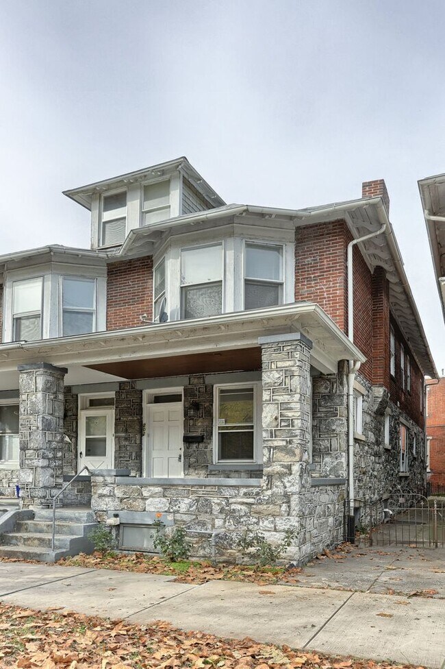 Building Photo - Spacious 3 Bedroom Home