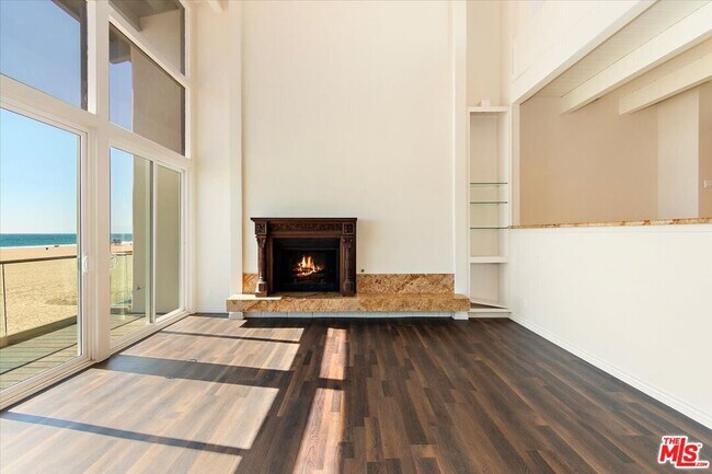 Building Photo - 4009 1/2 Ocean Front Walk
