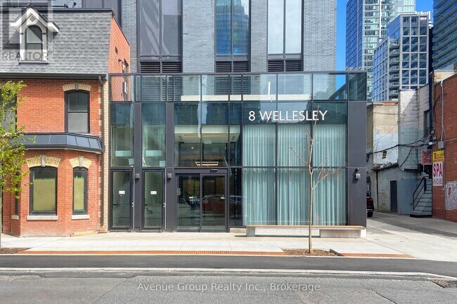 Photo du bâtiment - 8 Wellesley St W
