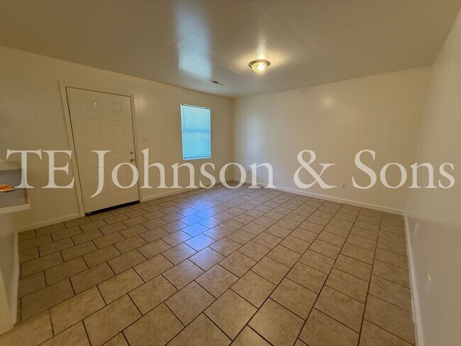 Foto del edificio - Comfortable 2 Bedroom Living with All Utilities Included on Oakcroft