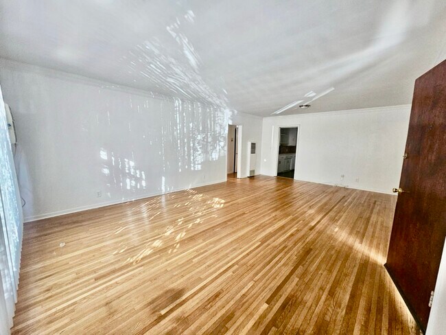 Foto del edificio - 1850 N La Brea Ave