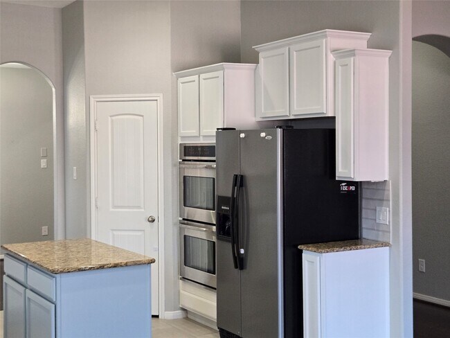 Building Photo - 23610 Ortensia St