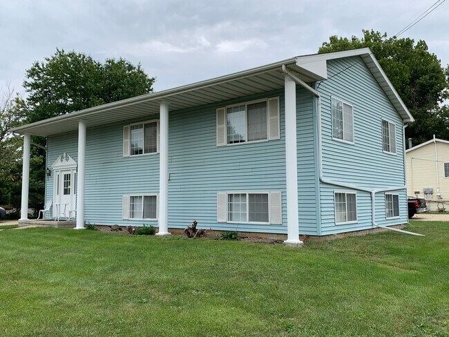 Building Photo - 1004 Emeline St