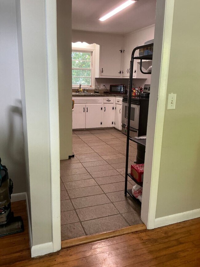 Foto del edificio - 3 bedroom 2 bathroom house conveniently lo...