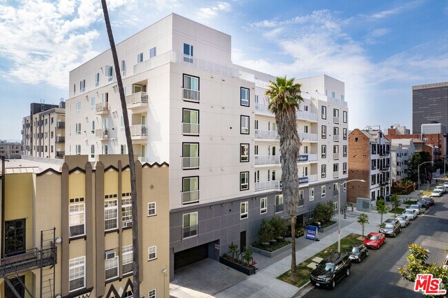 Building Photo - 839 S Fedora St