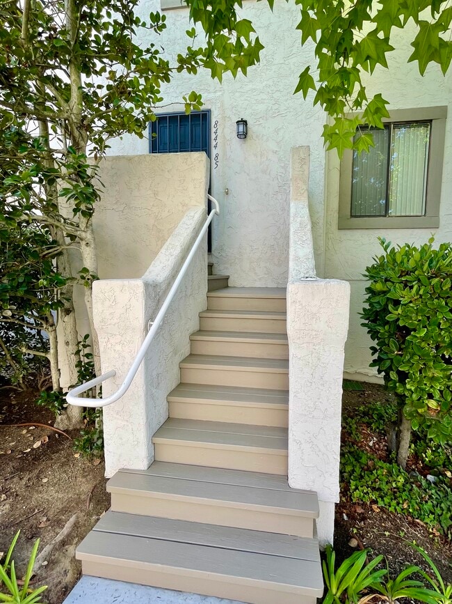 Escaleras delanteras - 8444 Via Sonoma