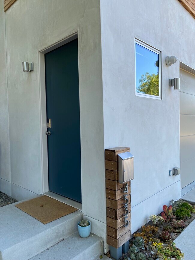 Building Photo - 4539 Beck Ave