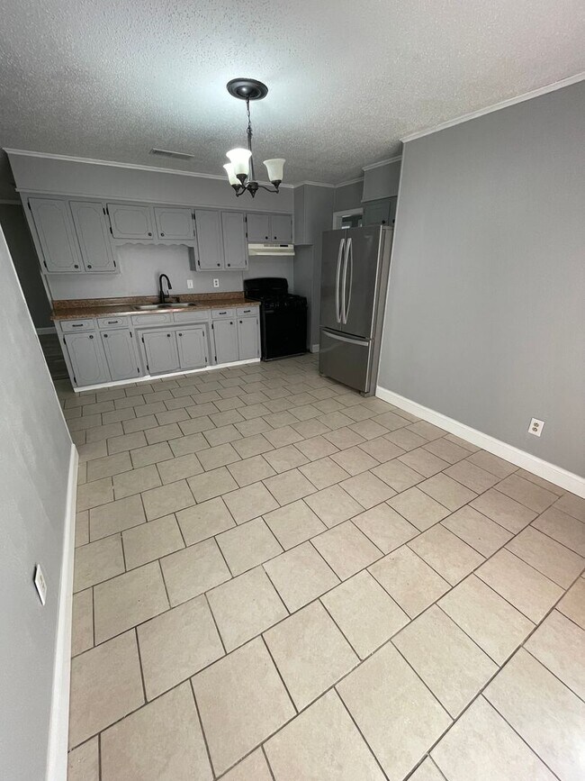 Building Photo - 3 Bedroom Home in Sunset Acres