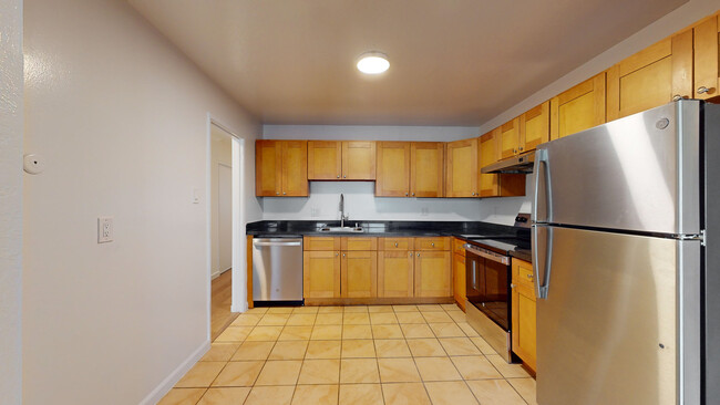 Building Photo - Updated 1 BR x 1 Bath 1 block from Ocean B...