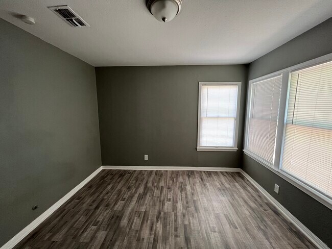 Building Photo - 4234 Estate Dr