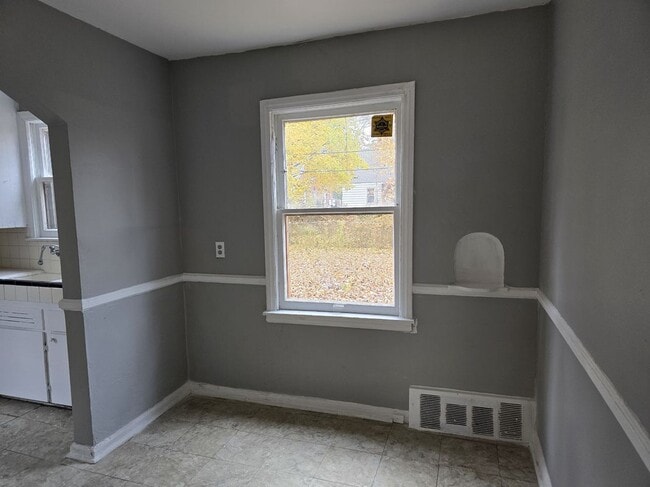 Building Photo - 8239 Manor