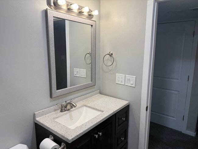 Foto del edificio - 932 Freedom Point Way