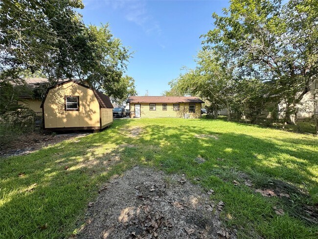 Building Photo - 2514 Avenue B