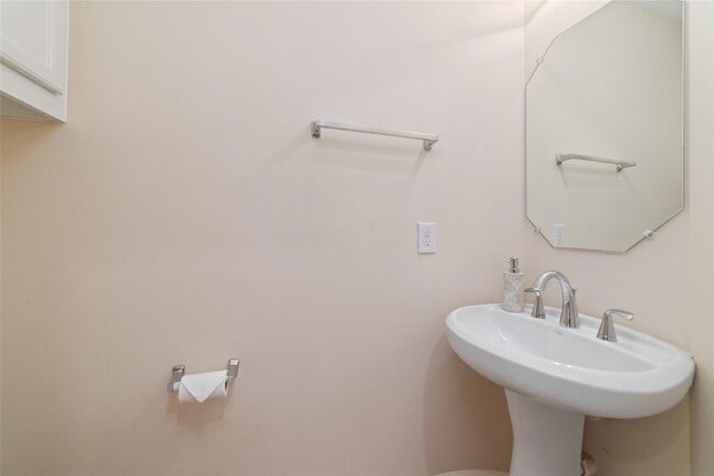 Building Photo - 826 E 40th St