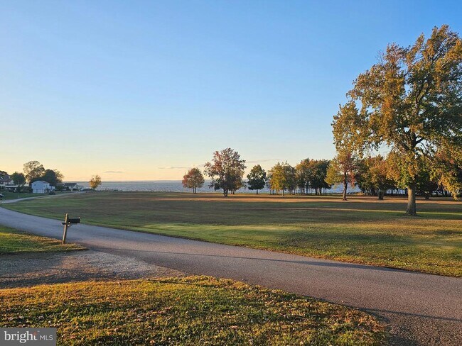 Foto del edificio - 82 Basin Rd