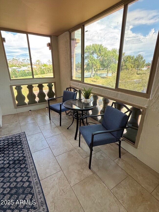Foto del edificio - 7840 E Camelback Rd