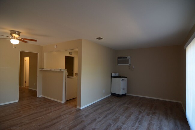 Building Photo - Remodeled 1 Bedroom 1 Bath House! Central ...