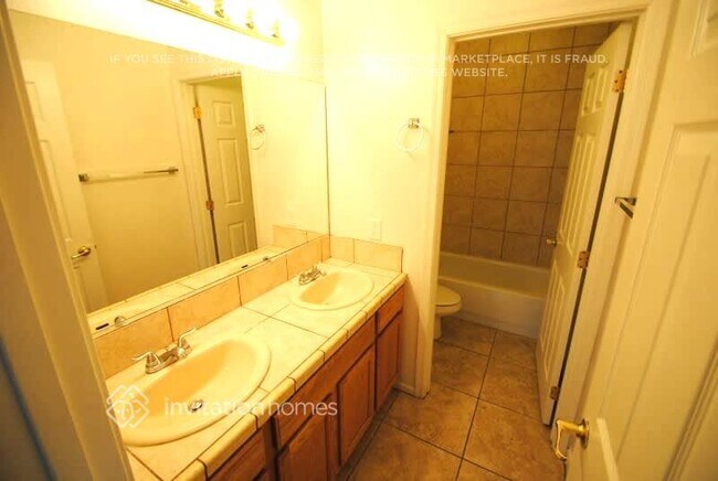 Foto del edificio - 1645 E Illini St